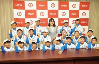 全国大会に出場する望海ジュニアソフトボールのメンバー＝明石市役所