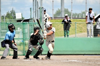 軟式野球決勝、３回裏に先制の適時打を放つ魚住の藤本昊之介選手＝アラジンスタジアム