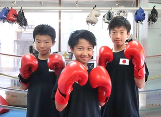 第１２回全日本ＵＪボクシング王座決定戦に挑む（左から）橘蒼真さん、橘寧々さん、重留悠人さん＝明石市小久保２