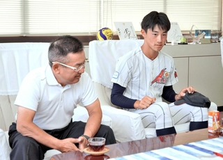 １５歳以下の日本代表としてアジア大会に出場する畠山颯志さん（右）。憧れは米大リーグ・カブスの今永昇太投手という＝明石市役所