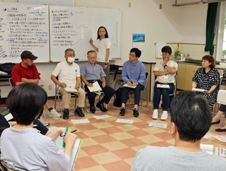 上ケ池公園の現状について話し合う住民や市職員ら＝明石市小久保１