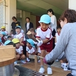 まき割りに挑戦する園児＝明石市魚住町錦が丘１