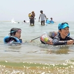 海水浴を楽しむ子どもたち＝明石市林崎町３