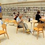 館内では好きないすに座って読書ができる＝二見図書館