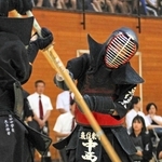 剣道女子団体決勝で、力強く打ち込んでいく魚住東の中西彩葉選手（右）＝加古川市立日岡山体育館