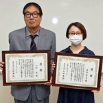 感謝状を受け取った曽山みさをさん（右）と一杉浩さん＝明石市藤江