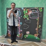子どもたちの等身大の写真を並べ、イベントの準備をする阿那守男さん＝明石市西明石南町１