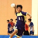 ハンドボール男子決勝でシュートを放つ大久保北の選手＝加古川市立総合体育館