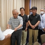 永野潔副市長（左）に嘆願書を手渡す柳井農会の役員ら＝明石市役所