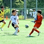 スルーパスに抜け出してシュートを放つ霊山大海選手＝加古川市加古川町、日岡山公園グラウンド