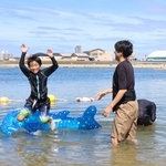 海で遊ぶ海水浴客ら＝大蔵海岸海水浴場