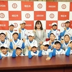 全国大会に出場する望海ジュニアソフトボールのメンバー＝明石市役所