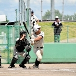 軟式野球決勝、３回裏に先制の適時打を放つ魚住の藤本昊之介選手＝アラジンスタジアム