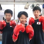 第１２回全日本ＵＪボクシング王座決定戦に挑む（左から）橘蒼真さん、橘寧々さん、重留悠人さん＝明石市小久保２