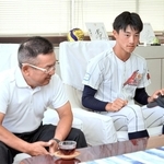 １５歳以下の日本代表としてアジア大会に出場する畠山颯志さん（右）。憧れは米大リーグ・カブスの今永昇太投手という＝明石市役所