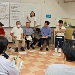 上ケ池公園の現状について話し合う住民や市職員ら＝明石市小久保１