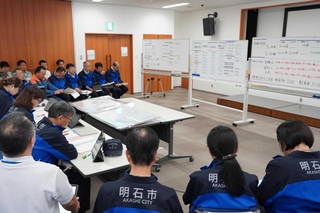 南海トラフ地震の発生２日後を想定して行われた災害対策本部会議の訓練＝明石市東仲ノ町