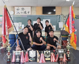 全国高校総合体育大会に出場する（後列左から）山本碧優さん、田中那海さん、石橋彩さん、（前列左から）臼井康介さん、松岡甚一朗さん、安田滉さん＝明石南高校