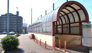 空襲警報が鳴るたびに多くの人が避難したという大観小学校前の地下道＝明石市大明石町２