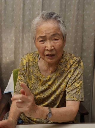 母と避難した空襲の体験を振り返る大崎和子さん＝高砂市材木町