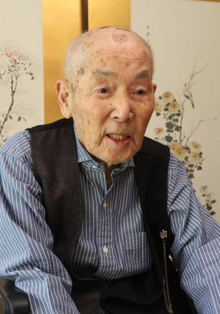 「戦争の実態はこの目で見た」と語る伊原昭さん＝明石市大久保町西島