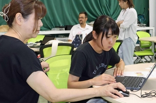 絵本作りに取り組む（手前右から）村井千夏さんと石橋幸子さん＝加古川市加古川町粟津