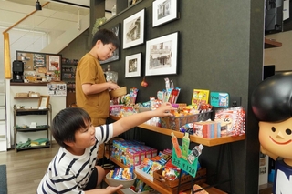 入り口に入ってすぐに子どもが喜ぶ駄菓子コーナーがある＝明石市二見町東二見