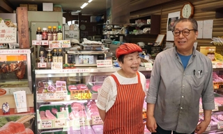 店の歩みを振り返る河内明子さん（左）と奥藤英和さん＝明石市鍛冶屋町