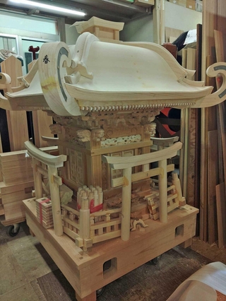 制作中の白木のみこし（王子神社奉賛委員会提供）
