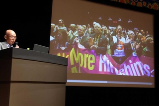 日本原水爆被害者団体協議会のノーベル平和賞受賞について話す佐久間邦彦さん＝子午線ホール