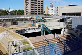 解体が進む市役所北側の立体駐車場。本庁舎２階とつながるデッキの取り壊しが進む＝明石市中崎１