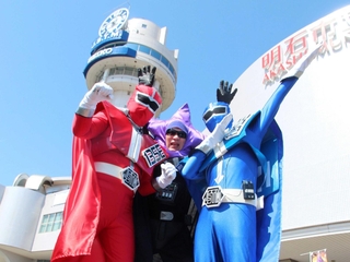 人気ヒーローの軌道星隊シゴセンジャーと敵役のブラック星博士＝明石市人丸町（市立天文科学館提供）