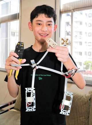 試験に使った工具や試験対策で作った工作物を手にする安達友彦さん＝明石市内