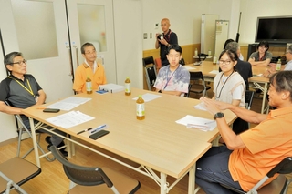 まちづくり協議会の役員らと、防災活動に若者を取り込むための方法を考える生徒ら＝明石市西明石北町２