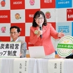 記者会見で制度について説明する丸谷聡子明石市長＝あかし市民広場