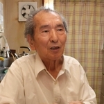 戸籍を見ながら、家族への思いを語る小林弘さん＝神戸市西区枝吉１