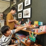 入り口に入ってすぐに子どもが喜ぶ駄菓子コーナーがある＝明石市二見町東二見