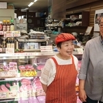 店の歩みを振り返る河内明子さん（左）と奥藤英和さん＝明石市鍛冶屋町