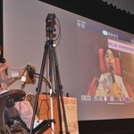 当事者として登壇した太田メリサさん（左）と母の萌さん＝明石市北王子町