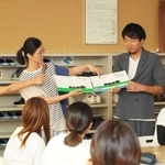 「あかし保育絵本士」の養成講座で、自身の経験を紹介する受講者と講師の松本崇史園長（右）＝明石市大明石町１