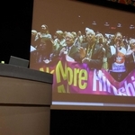 日本原水爆被害者団体協議会のノーベル平和賞受賞について話す佐久間邦彦さん＝子午線ホール