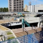 解体が進む市役所北側の立体駐車場。本庁舎２階とつながるデッキの取り壊しが進む＝明石市中崎１