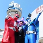 人気ヒーローの軌道星隊シゴセンジャーと敵役のブラック星博士＝明石市人丸町（市立天文科学館提供）