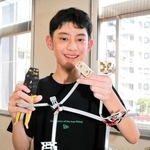 試験に使った工具や試験対策で作った工作物を手にする安達友彦さん＝明石市内