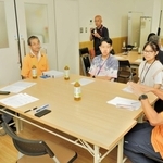 まちづくり協議会の役員らと、防災活動に若者を取り込むための方法を考える生徒ら＝明石市西明石北町２