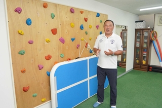 「幼児期の子どもとの関わり方が大切」と話す近藤猛さん＝明石市大蔵八幡町