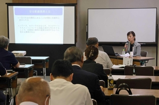 市内事業所の担当者らがカスタマーハラスメントへの対策を学んだセミナー＝明石商工会議所