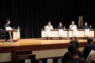 パネルディスカッションで意見を交わす参加者ら＝明石市中崎１