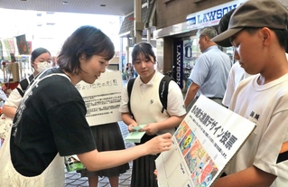 街頭でデザインの投票をしてもらう中学生ら＝魚の棚商店街