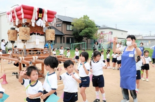 布団太鼓を囲んで盆踊りを踊る林幼稚園の園児ら＝明石市林崎町１